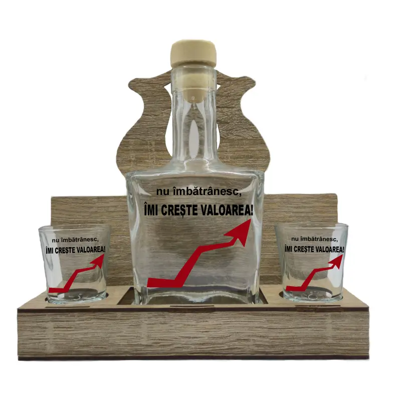 Nu imbatranesc imi creste valoarea, suport din lemn cu sticla si 2 pahare, model hgs004